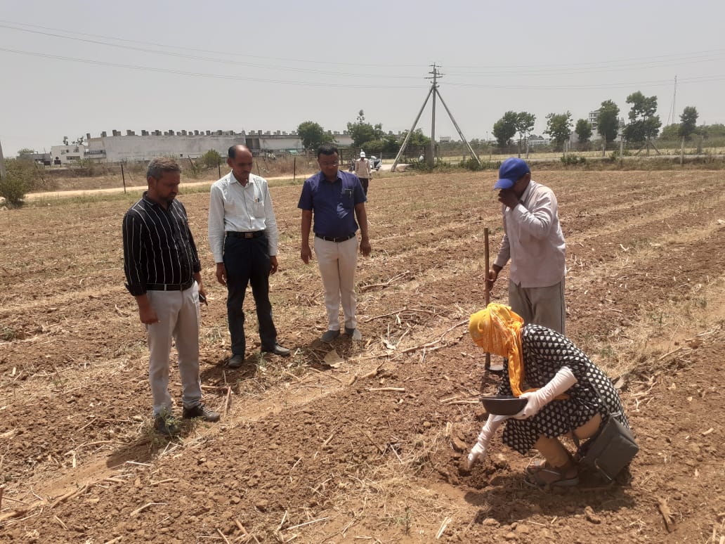 DaoSabarkantha's tweet photo. તા.૯-૫-૨૦૨૨ થી ૧૫-૫-૨૦૨૨ દરમિયાન સાબરકાંઠા જિલ્લાના દરેક ગામ દીઠ સોઈલ હેલ્થ કાર્ડ યોજના હેઠળ ૧૦ જમીનના નમુના લેવાના અભિયાન હેઠળ જિલ્લાના ગ્રામસેવકો દ્વારા થઈ રહેલ કામગીરી...@JdaMehsana @sabarkanthadp @DirectorateofA1 https://t.co/HDgQynjBMd