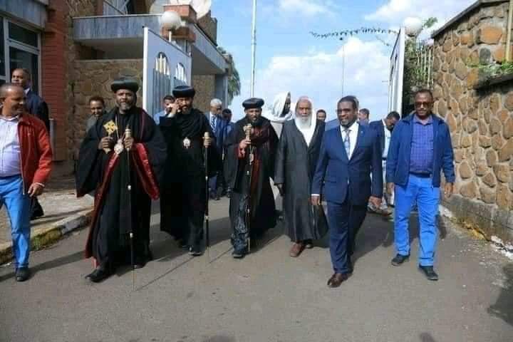 MuradTadesse's tweet photo. As part of gov't's strive to hide the reality of #GonderMassacre and divert the attention of the rest of the world, Ethiopian Religious Council sent a delegation consisting plenty of eloquent and influential priests with 2/3 Muslim scholars who can't understand the local language https://t.co/gxdyZgkwaX