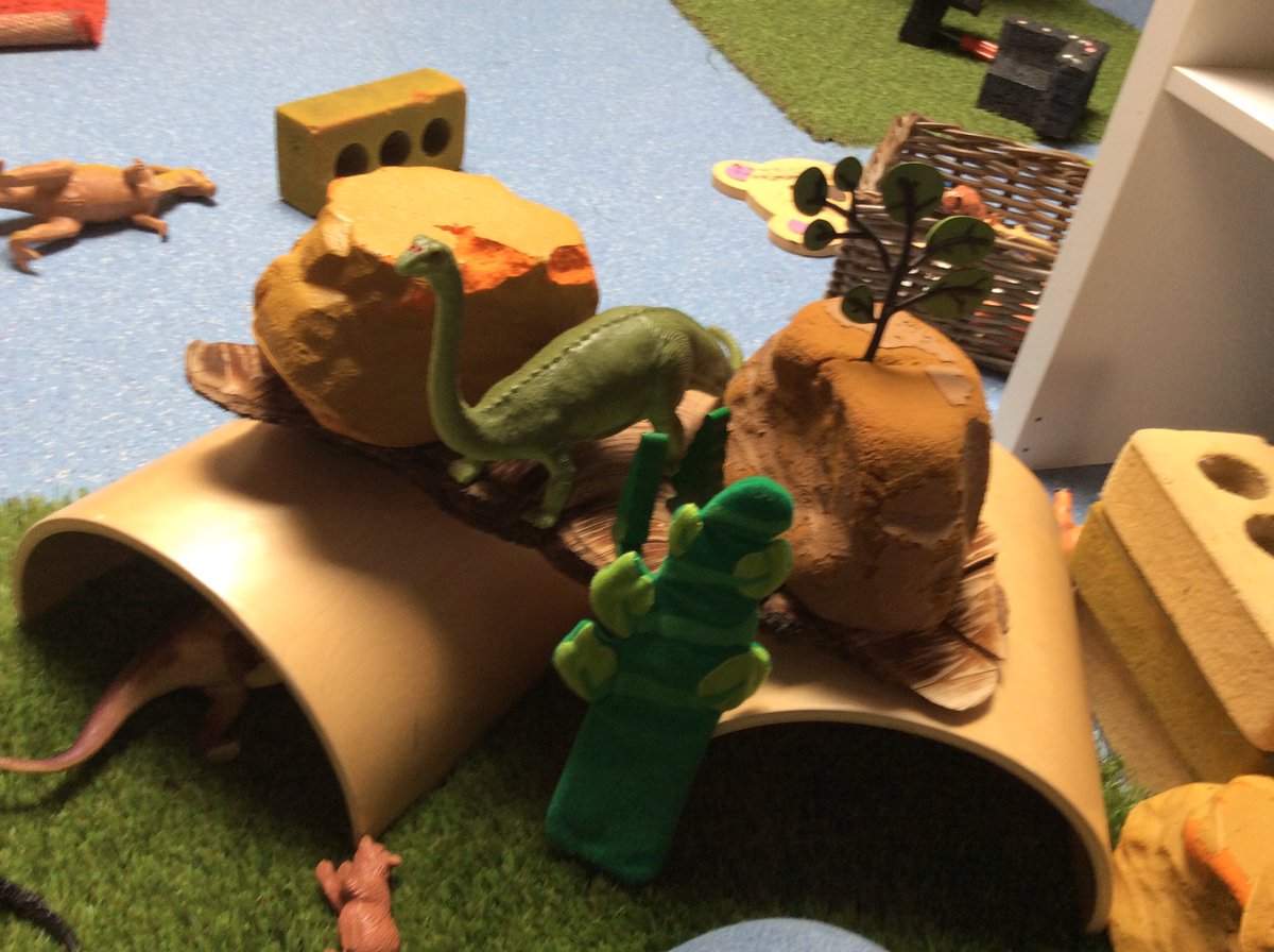 NLHWCPS's tweet photo. Expressing ourselves as we design and set up Dinoland. #expressivearts @WoodlandsPrima1 https://t.co/qsntYGYXuF