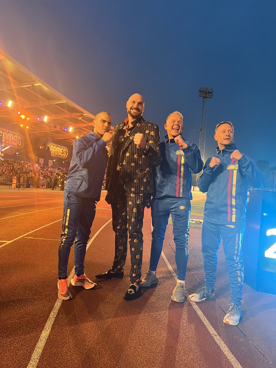 Claudio_Lugli's tweet photo. @Tyson_Fury donning The King of The Ring Suit 👑🥊
Live and direct from @TheGamesTV / @ITV 
Biggest pop of the night was the Gypsy King’s Arrival into the arena! https://t.co/7gL6erX041