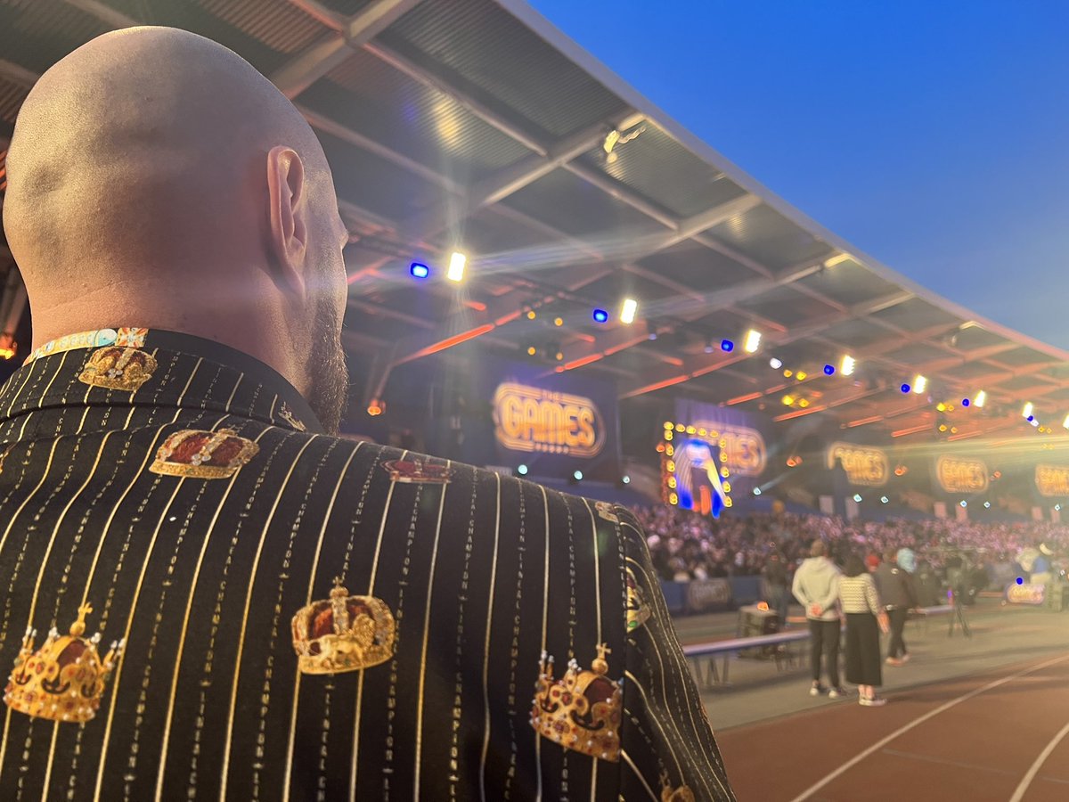 Claudio_Lugli's tweet photo. @Tyson_Fury donning The King of The Ring Suit 👑🥊
Live and direct from @TheGamesTV / @ITV 
Biggest pop of the night was the Gypsy King’s Arrival into the arena! https://t.co/7gL6erX041