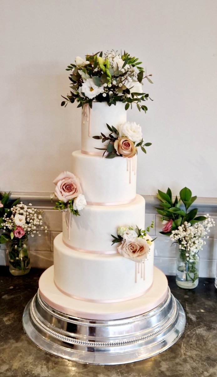 Congratulations to Leanne and Andrew at the fabulous Farm house at the South Causey inn. They chose salted caramel, chocolate ganache, red velvet, and Madeira cakes and we decorated with our hand piped chocolate drip with flowers from the talented Julie from enchanted florists.😋