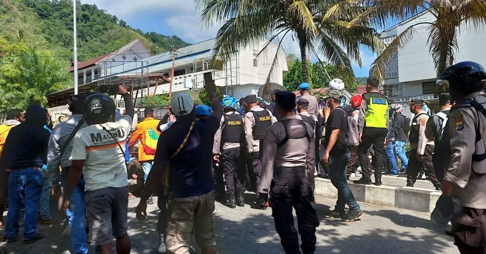 Raki_Ap1's tweet photo. All eyes on West Papua.

Stop the Genocide in former Dutch New Guinea.

@MinPres @MinBZ @NLinIndonesia @NOS @RTLnieuws  @BNR @Refugees  @amnestyusa  @europeangreens  @EUombudsman  @CNNIndonesia  @CNN  @BBCWorld  @BBCPolitics @Nieuwsuur @groenlinks @PolitiekBIJ1  @PartijvdDieren https://t.co/EaZGhvzkXq