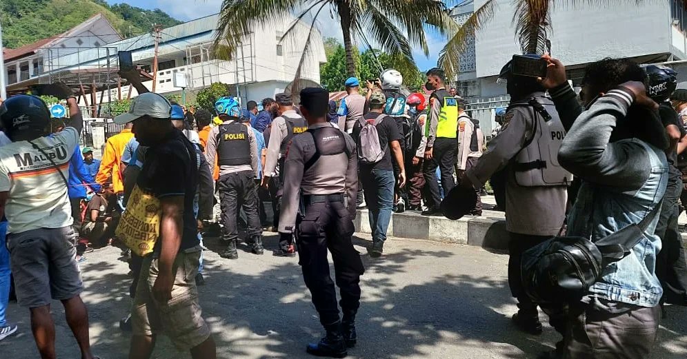Raki_Ap1's tweet photo. All eyes on West Papua.

Stop the Genocide in former Dutch New Guinea.

@MinPres @MinBZ @NLinIndonesia @NOS @RTLnieuws  @BNR @Refugees  @amnestyusa  @europeangreens  @EUombudsman  @CNNIndonesia  @CNN  @BBCWorld  @BBCPolitics @Nieuwsuur @groenlinks @PolitiekBIJ1  @PartijvdDieren https://t.co/EaZGhvzkXq