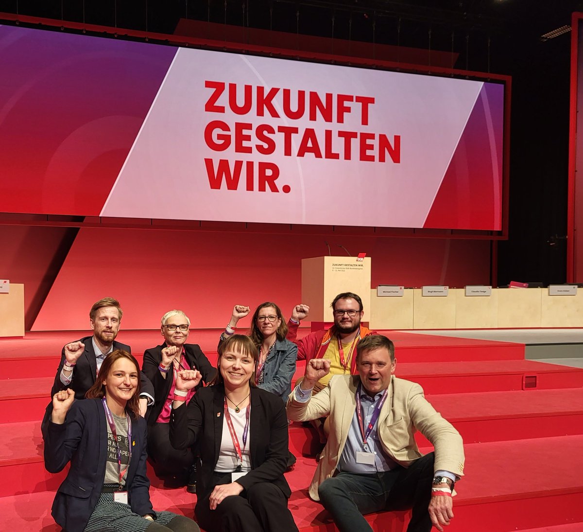 Grüße der Thüringer*innen aus Berlin vom 22. Ordentlichen Bundeskongress. Gestern wurde Yasmin Fahimi zur Vorsitzenden des @dgb gewählt. Außerdem wählten die knapp 400 Delegierten unserer 8 Mitgliedsgewerkschaften den Bundesvorstand. 
Heute geht es in die Antragsberatung.#dgb22