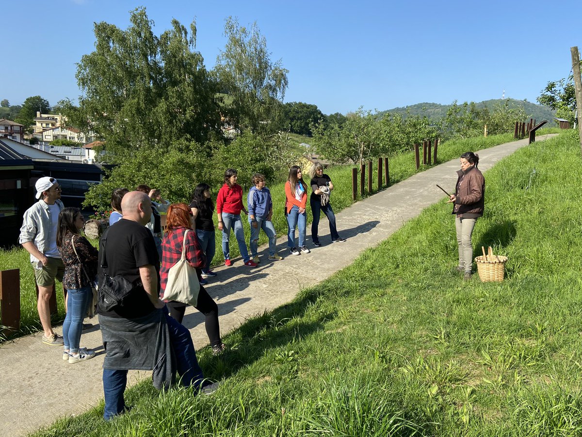 euskotravelblog's tweet photo. Visita a Sagardoetxea de Astigarraga de  @euskotravelblog durante la celebración del #Euskotb2Aniversario de la Asociación de bloggers de viajes de Euskadi.
Más detalles en https://t.co/P0qPVj5nqn https://t.co/sUiAtUI92O