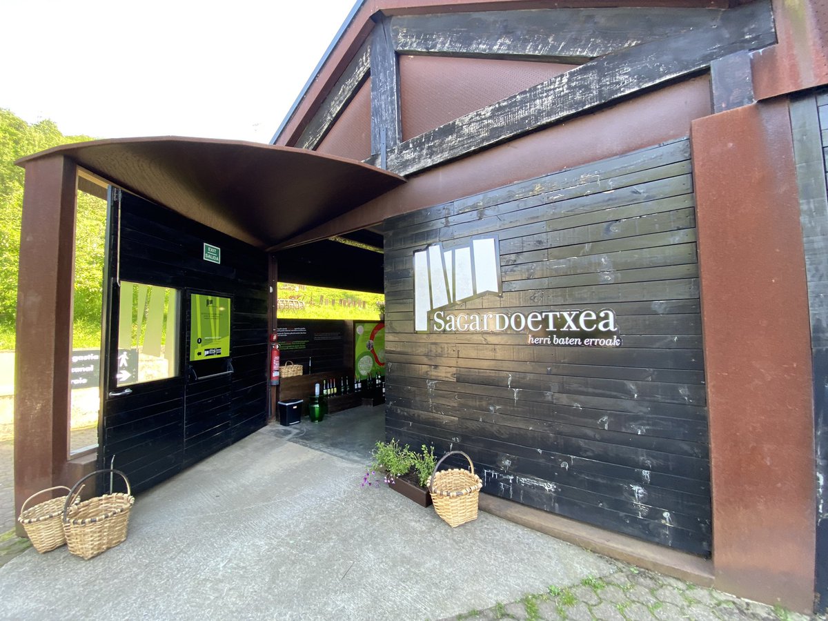 euskotravelblog's tweet photo. Visita a Sagardoetxea de Astigarraga de  @euskotravelblog durante la celebración del #Euskotb2Aniversario de la Asociación de bloggers de viajes de Euskadi.
Más detalles en https://t.co/P0qPVj5nqn https://t.co/sUiAtUI92O