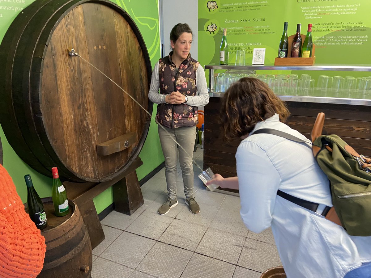euskotravelblog's tweet photo. Visita a Sagardoetxea de Astigarraga de  @euskotravelblog durante la celebración del #Euskotb2Aniversario de la Asociación de bloggers de viajes de Euskadi.
Más detalles en https://t.co/P0qPVj5nqn https://t.co/sUiAtUI92O