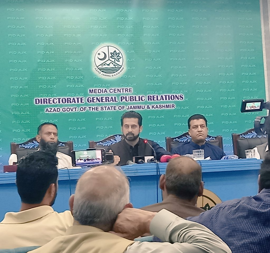 Quratulainleo's tweet photo. #Pressconference by #Spokesperson #PMAK at #pidajk Media Hall regarding progress of #AJKGovernment @SardarTanveerIK @irfanashraf36 @PIDAZADKASHMIR https://t.co/FRI1mLKS4l