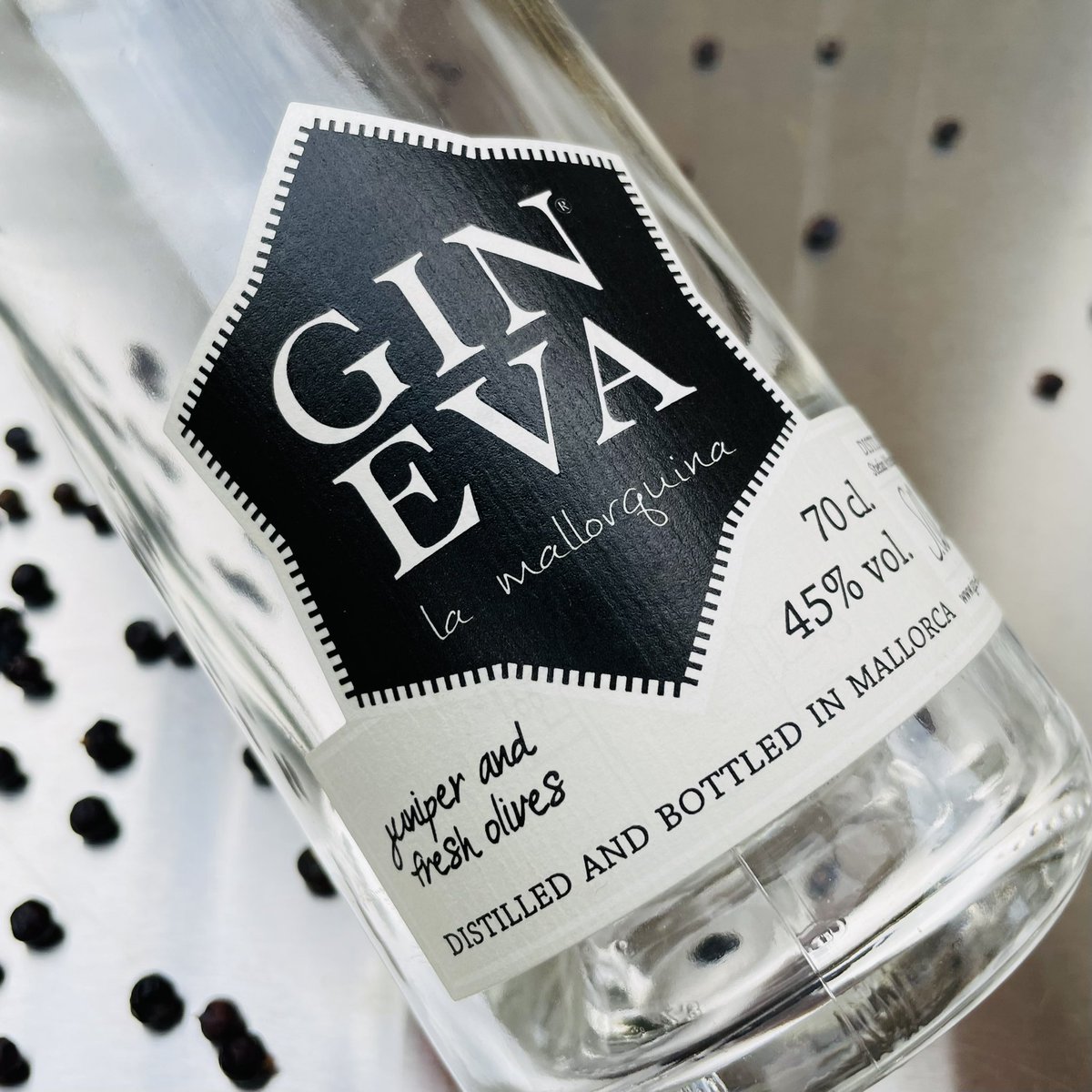 gin_a_ding_ding's tweet photo. #GinADayMay Day 10 #Savoury

@GINEVAmallorca’s stunning “La Mallorquina” is produced on the beautiful Balearic island using local olives, juniper and coriander seed. It makes a great Gin Tonic and probably an even better Martini! https://t.co/TlsOGQ6urm
