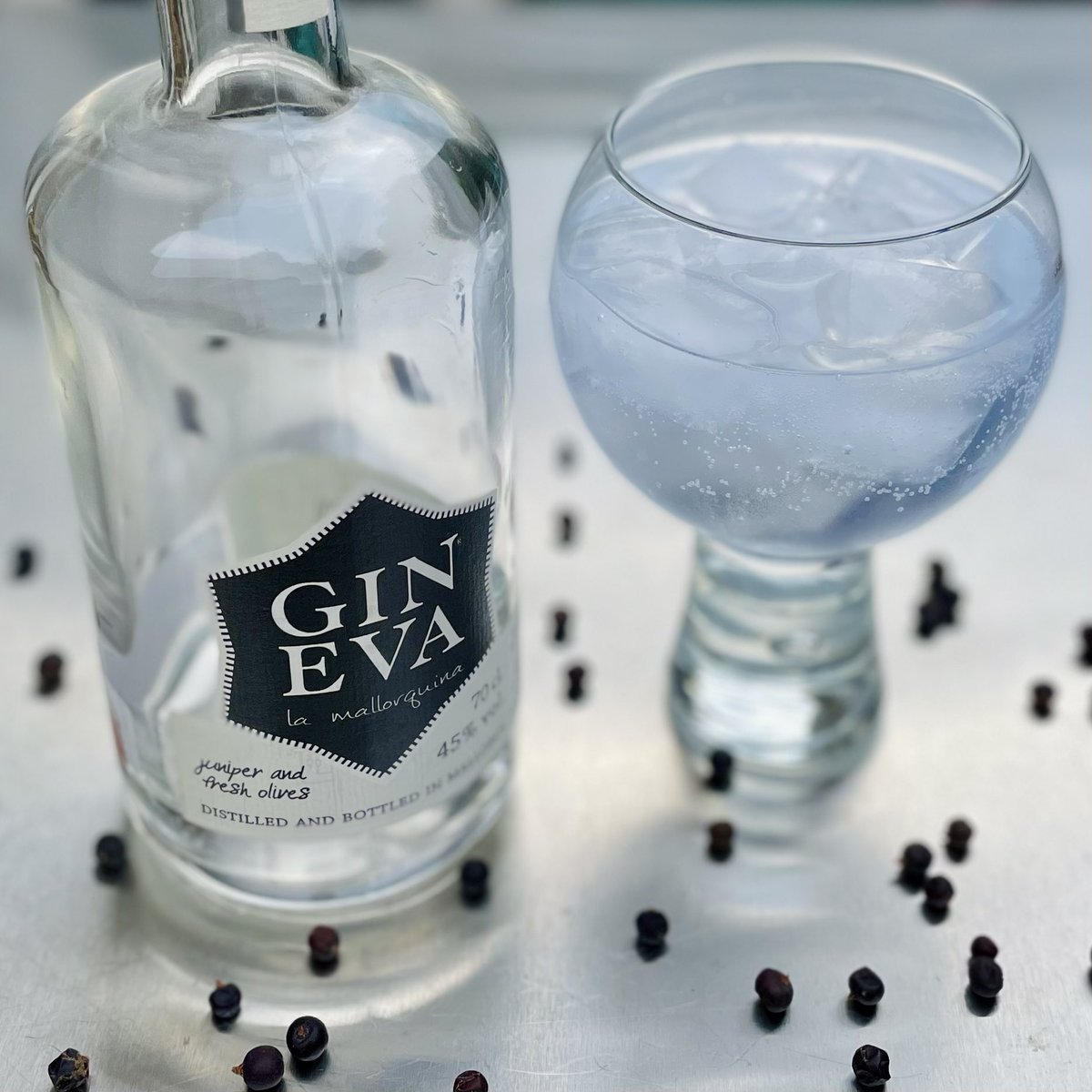 gin_a_ding_ding's tweet photo. #GinADayMay Day 10 #Savoury

@GINEVAmallorca’s stunning “La Mallorquina” is produced on the beautiful Balearic island using local olives, juniper and coriander seed. It makes a great Gin Tonic and probably an even better Martini! https://t.co/TlsOGQ6urm