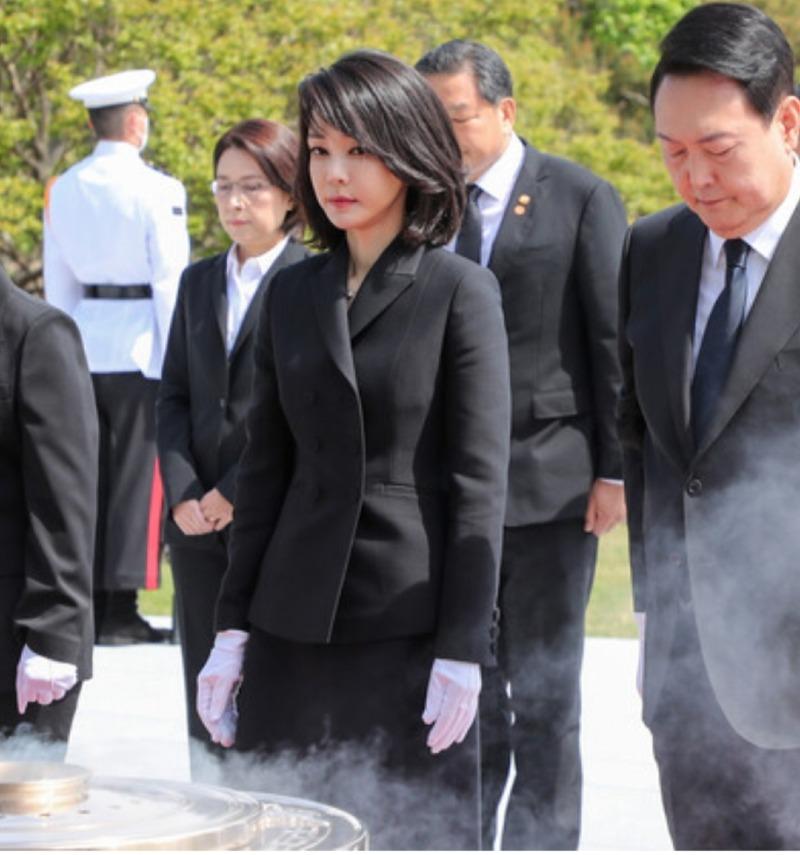 눈 뜨고 묵념? ㅋㅋㅋㅋㅋㅋ
눈 뜨고 자는가 보다, 하는짓 마다 기인이네