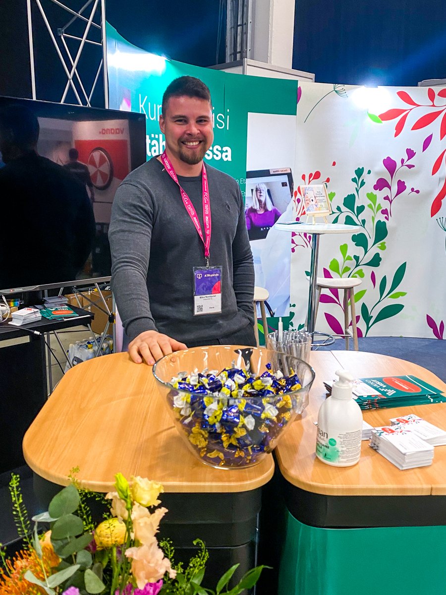 Tervetuloa osastollemme C-144. Tule juttelemaan etähoidosta tai poikkea kirjoittamaan vanhukselle kortti - viemme terveiset perille. Kampanjalla haluamme tuottaa iloa ja välittämisen tunnetta kotihoidon asiakkaille.  

#VideoVisit #etähoito #hyvinvointialue #iloajaterveyttä