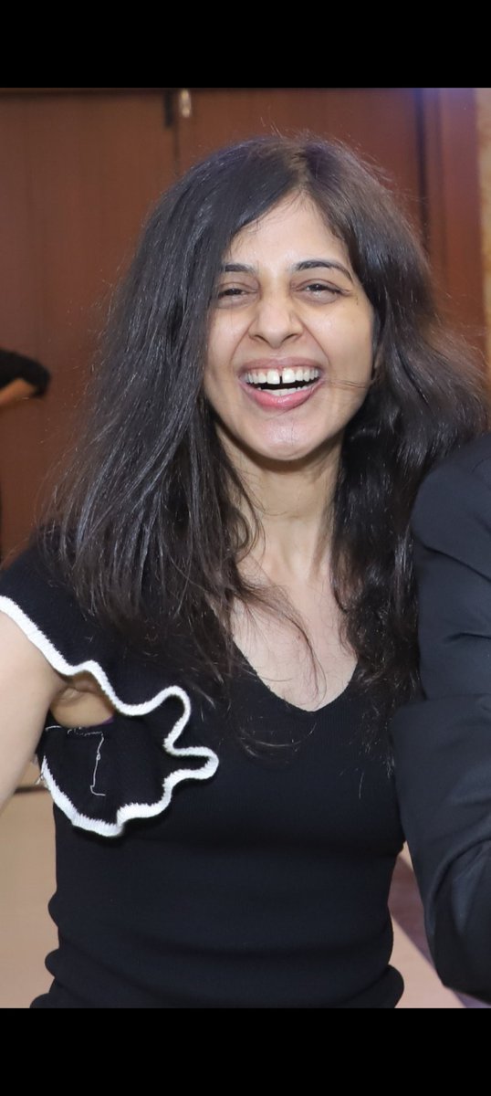 suneja_tarini's tweet photo. She smiled as she identified a murderer on the loose. 

She unmasked the killer, there stood her Self-doubt wearing a sly grin. https://t.co/WfBWrmZeK4