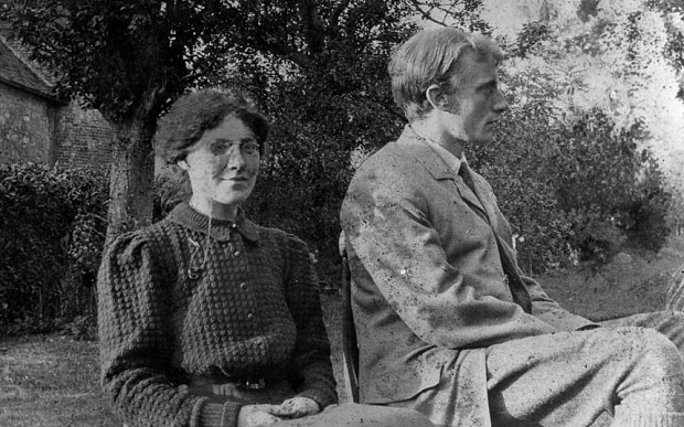 EdwardThomasFS's tweet photo. Helen and Edward Thomas, 1905 https://t.co/iJWtC8qOfK