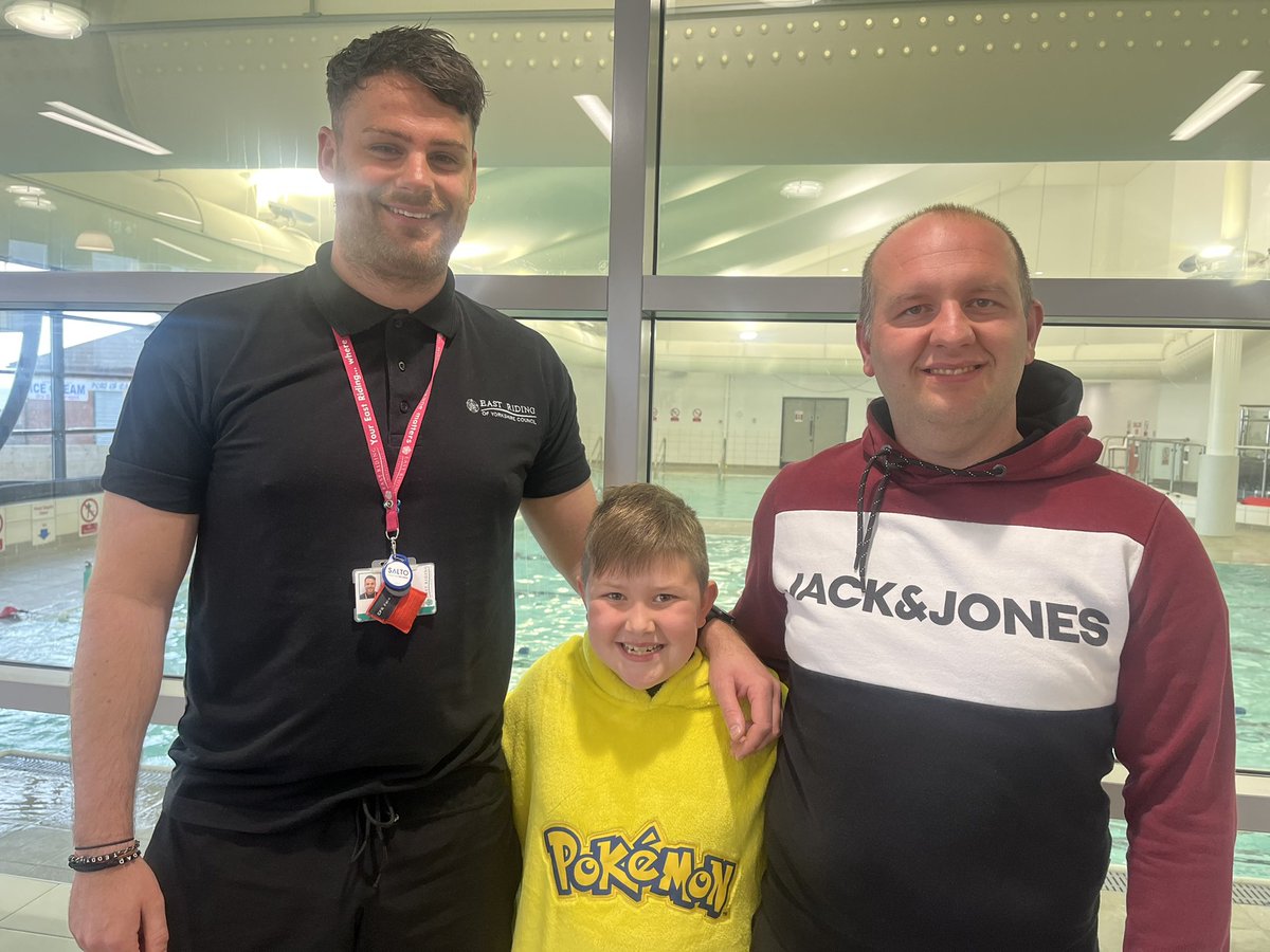 AuntieMongo's tweet photo. Simon, Brandon & Darren (the best swimming teacher in Hornsea ๐๐) at Hornsea Hub. Itโs #LearnToSwimWeek and we are funding out how we can dip our toes in the water @RadioHumberside @Kofi_Smiles @ERLeisure https://t.co/bi78iH9PM8