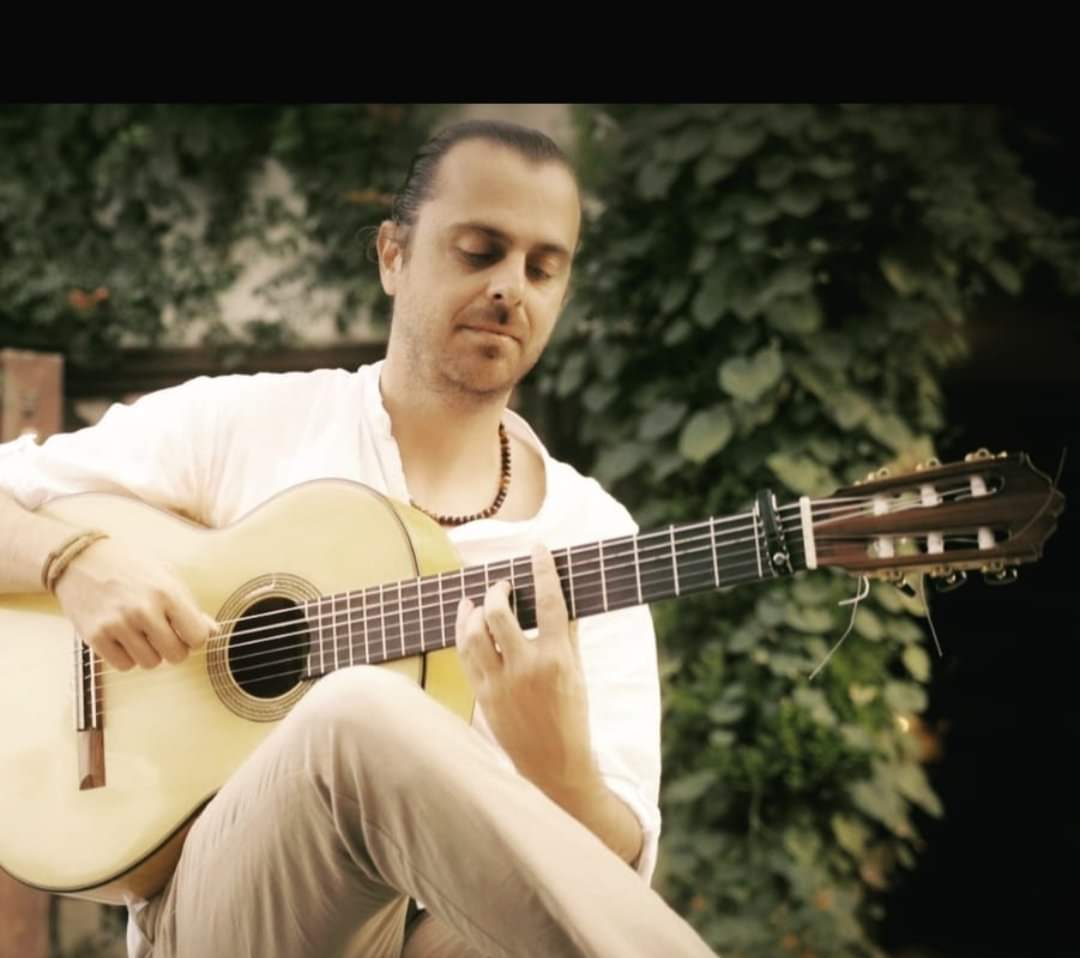 TRTgenclere's tweet photo. Flamenko’yu sever misiniz? Evet diyorsanız yarın bu müziğin ülkemizdeki en önemli temsilcilerinden gitarist  Ceyhun Güneş ile sohbetimizi, birbirinden güzel bestelerini kaçırmayın. 
@TRTRadyo3 @nesetartanoglu @mucellakaradag @ceyhungunes1 https://t.co/xbnPfAunLx