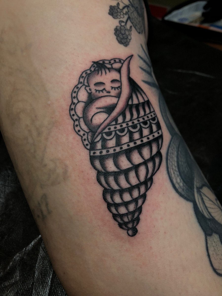 bryceboiii's tweet photo. i love tattooing 🖤 from today https://t.co/4j9XTmFVjF
