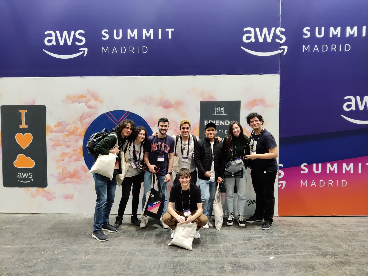 IESTETUAN's tweet photo. Los chicos de informática en la AWS summit.¡Muy interesante! https://t.co/KieMi0JNvi
