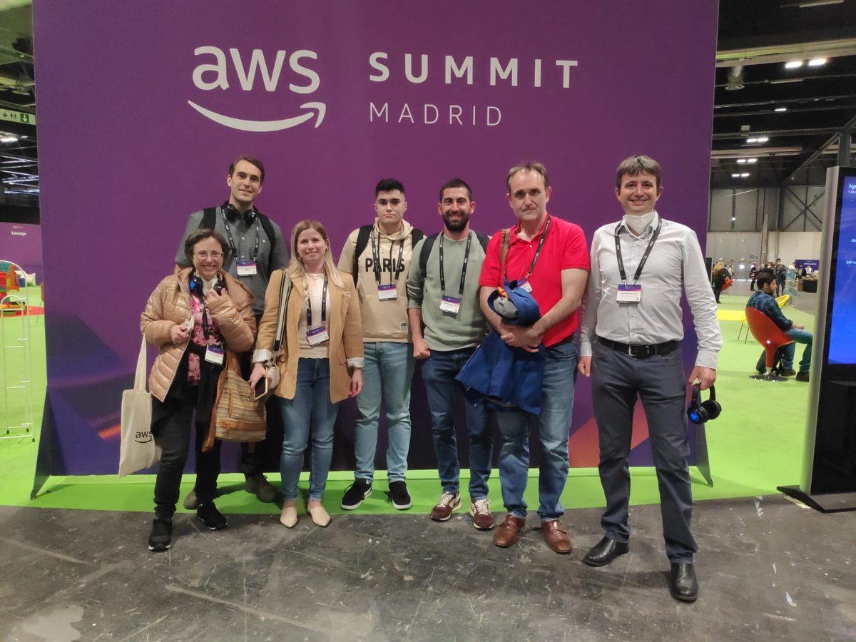 IESTETUAN's tweet photo. Los chicos de informática en la AWS summit.¡Muy interesante! https://t.co/KieMi0JNvi