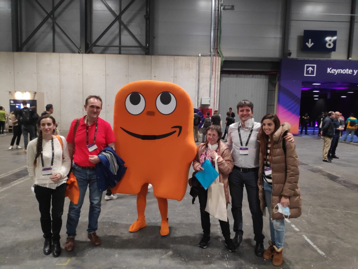 IESTETUAN's tweet photo. Los chicos de informática en la AWS summit.¡Muy interesante! https://t.co/KieMi0JNvi
