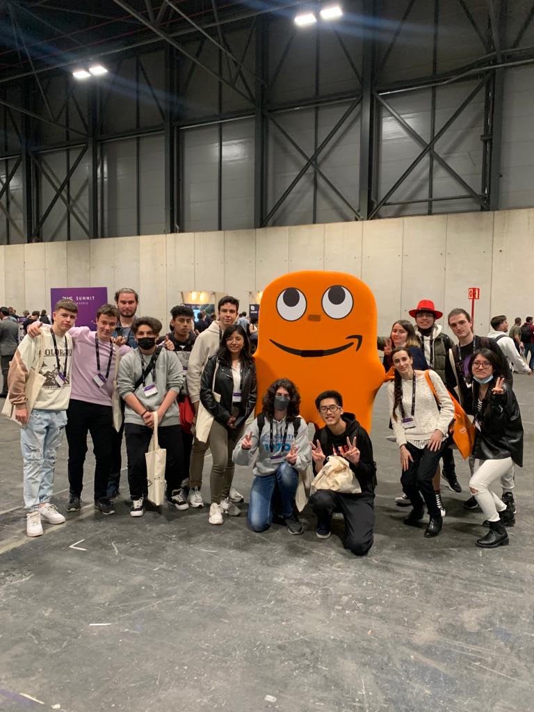 IESTETUAN's tweet photo. Los chicos de informática en la AWS summit.¡Muy interesante! https://t.co/KieMi0JNvi
