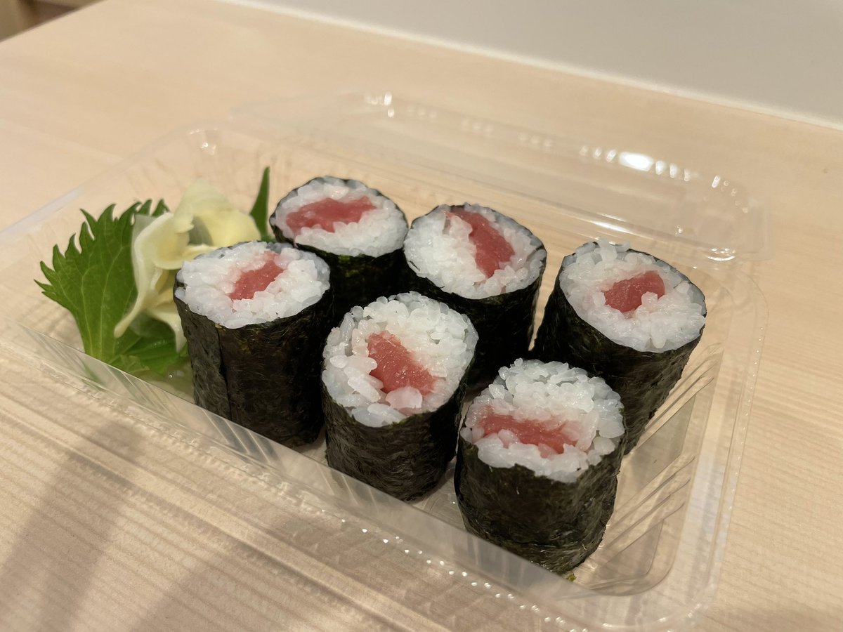 nanairobento's tweet photo. 出前館の限定メニューとして鉄火巻きがありますよ〜♩
他にサーモン、エビマヨ、カンパチを巻物にいたします！
店内のメニュー表には載ってないですがご注文いただければ裏メニューになりますがお作りしますよ^_^
お時間いただくのであらかじめお電話での注文をしていただくとスムーズです！ https://t.co/xnAunjujTS