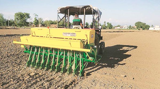 ramanmann1974's tweet photo. Thread
Two mech techs-Direct Seeded Rice #DSR & #Transplanter
5.2 lakh hectare #paddy was sown thru direct seeded tech #DSR machines i.e sown directly (saves 30% groundwater+Rs 6000/acre); previously 23000 Ha
55000 Ha sown by #Transplanters, up from 3000 Ha; saves Rs 4500/acre https://t.co/MH55rzfyMD