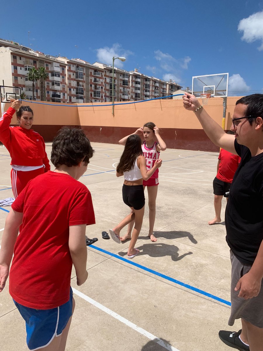 bloqueabloque's tweet photo. Una comba y un grupo de amigos/as, ¡no hace falta nada más para pasarlo tan bien en el tiempo del patio como lo hace el grupo de 6º! https://t.co/LePEdMj8GJ