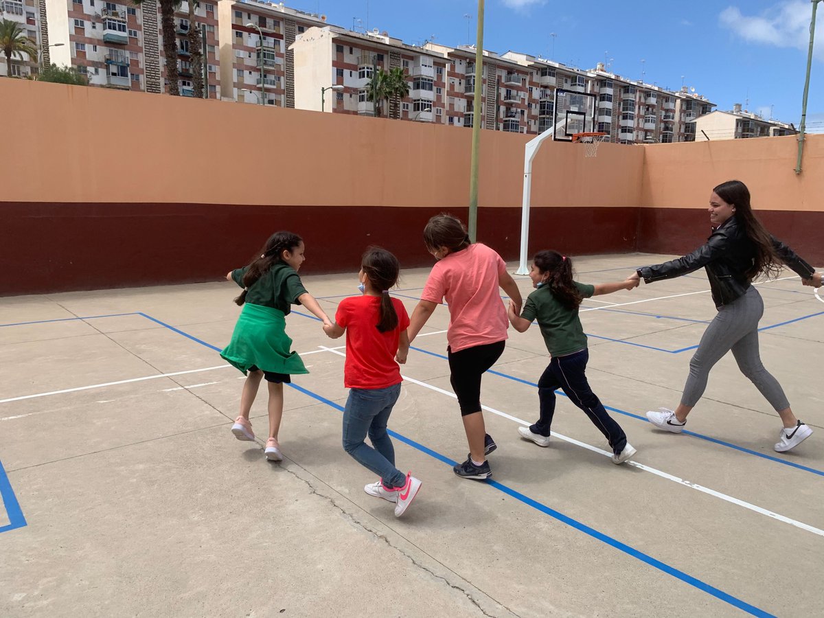 bloqueabloque's tweet photo. Una comba y un grupo de amigos/as, ¡no hace falta nada más para pasarlo tan bien en el tiempo del patio como lo hace el grupo de 6º! https://t.co/LePEdMj8GJ