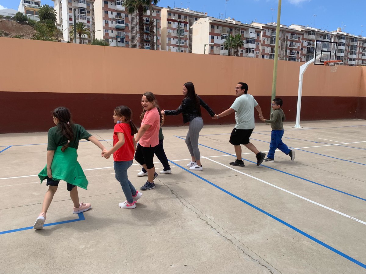 bloqueabloque's tweet photo. Una comba y un grupo de amigos/as, ¡no hace falta nada más para pasarlo tan bien en el tiempo del patio como lo hace el grupo de 6º! https://t.co/LePEdMj8GJ