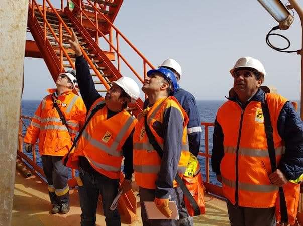 تنفيذا لتوجيهات لجنة إدارة المشغل وأيضا فى إطار المتابعة المباشرة لأعمال حقل بحر السلام (صبراتة) قام مدير عام الإدارة العامة للدعم الفني للعمليات يوم الخميس 5 مايو 2022 بزيارة ميدانية لحقل بحر السلام  إجتمع فيها بإدارة الحقل وإطلع علي سير العمل بالحقل والمشاكل الفنية وحلحلتها