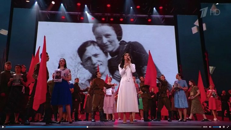 Первый канал, видимо, обладает какими-то архивными сведениями о серьёзном вкладе в победу над фашистской Германией, американских убийц Бонни и Клайда.
Возможно по этой причине редакторы Первого и разместили их семейное фото на концерте, посвящённому Дню Победы.