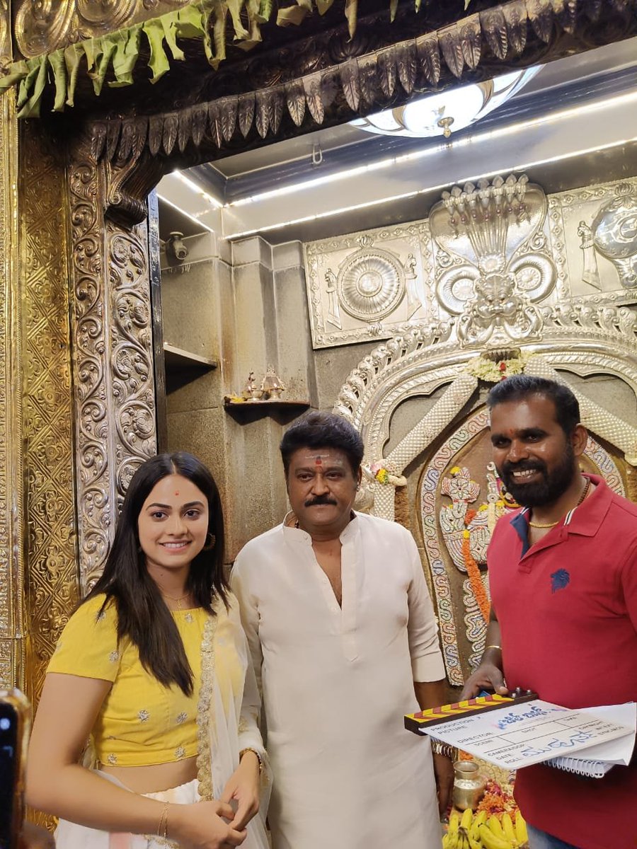 Popperstopkan's tweet photo. "ಬೆಲ್ ಬಟನ್" ಚಿತ್ರಕ್ಕೆ ಕ್ಲಾಪ್ ಮಾಡುವ ಮೂಲಕ ನವರಸ ನಾಯಕ ಜಗ್ಗೇಶ್ ಅವರು ಚಾಲನೆ ನೀಡಿದರು.
#bellbutton @Jaggesh2 @fans_jaggesh #ಜಗ್ಗೇಶ್ #ಶಿವಲಿಂಗಪ್ಪ #KarunaadaKilaadiJaggeshFans #Filmmuhurta #Kannadamovie https://t.co/WFwOR9Iz5K