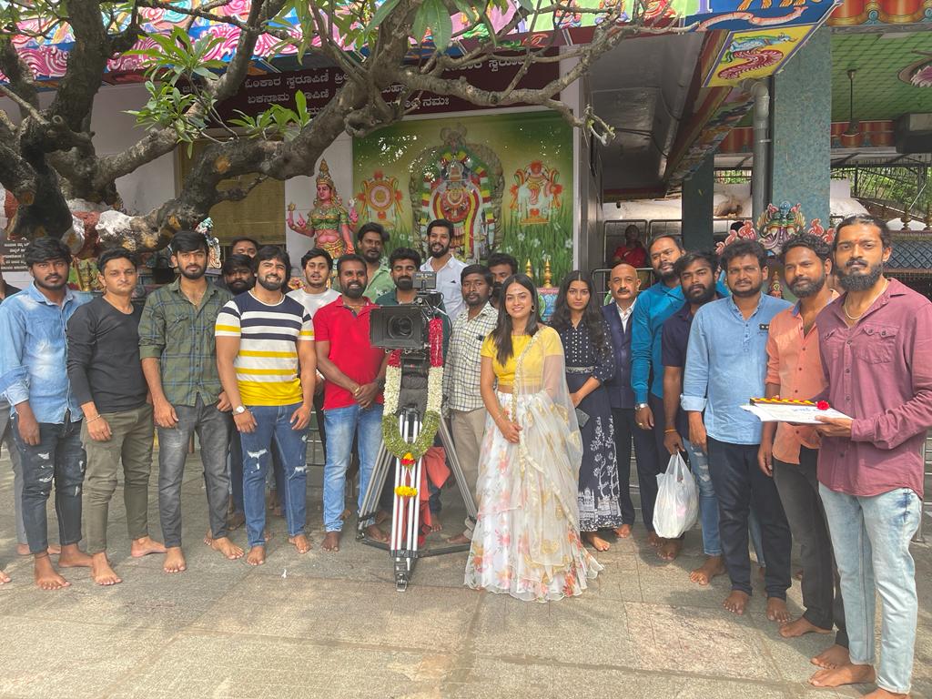 Chittaramedia's tweet photo. "ಬೆಲ್ ಬಟನ್" ಚಿತ್ರಕ್ಕೆ ಕ್ಲಾಪ್ ಮಾಡಿ ಶುಭ ಹಾರೈಸಿದ ನವರಸನಾಯಕ ಜಗ್ಗೇಶ್
@Jaggesh2
#bellbutton https://t.co/QjSSMGjRlR