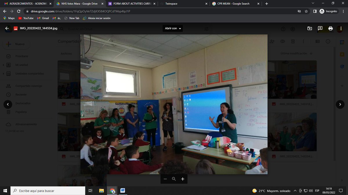 Canada_Blanch's tweet photo. Recibimos la visita de algunas madres del alumnado que trabajan en el @NHSuk y estuvieron hablando del cuerpo humano, qué hacen para ayudar a la gente, llamadas al 999 y una sesión de primeros auxilios. Gracias por vuestra ayuda. #firstaids #999 #NHShealthcareprofessionals https://t.co/x7usFg5tWB