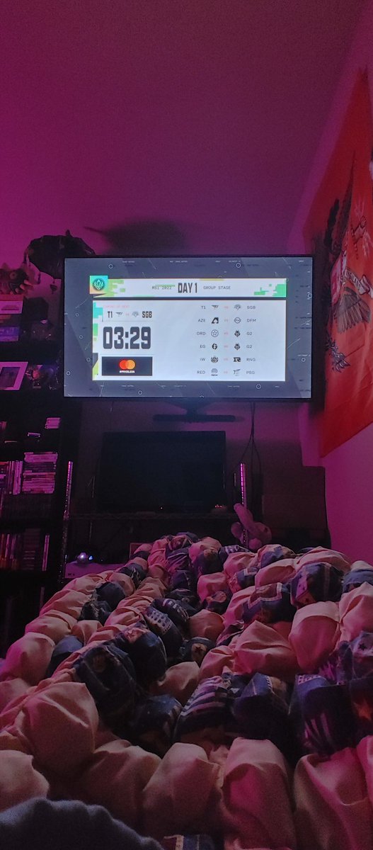 CKaligary's tweet photo. Maximum comf for those early morning games. Excited to see international play again. Cheers lads! #EGWIN #LIVEEVIL #MSI2016 https://t.co/PWEVj1th6g