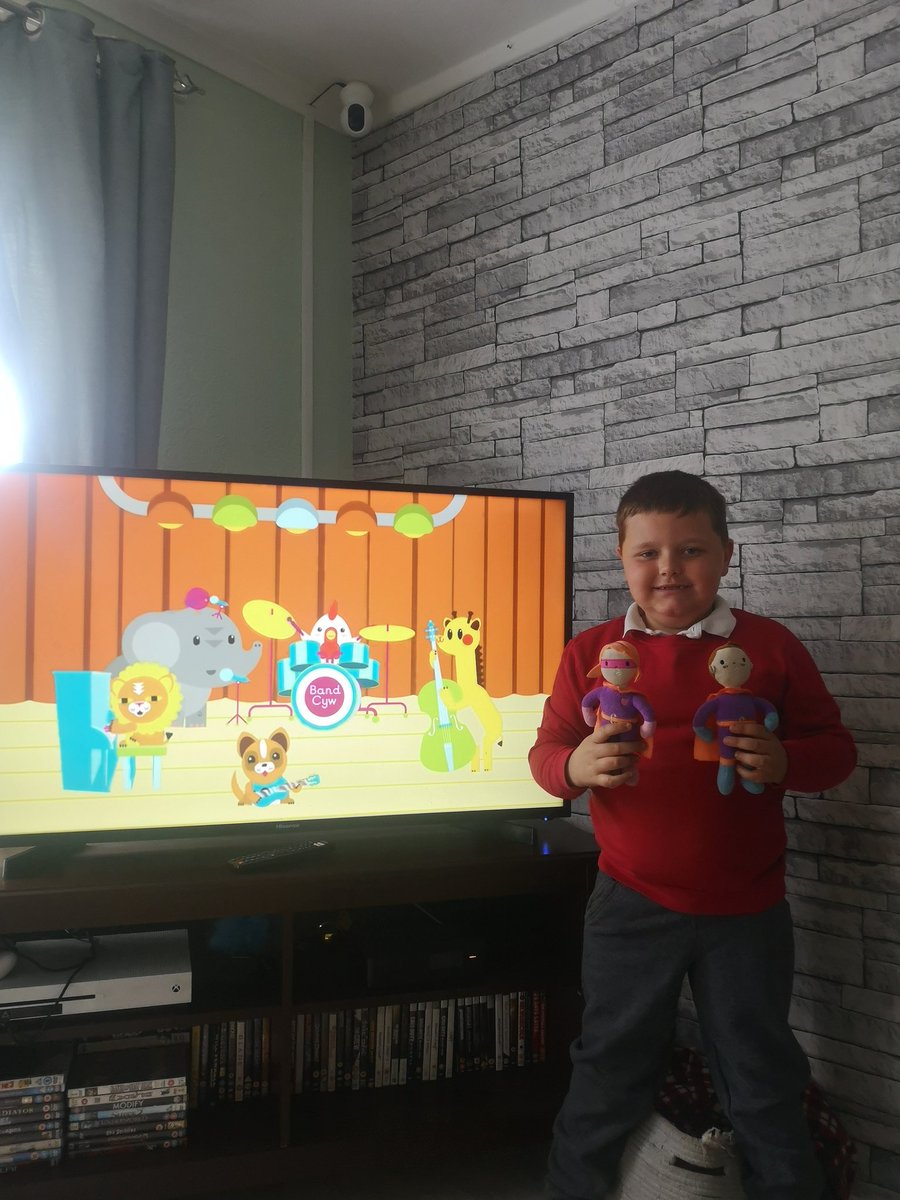 stapleton_jen's tweet photo. Jaxson enjoyed taking seren and sbarc to his rugby training and listening to some of his favourite songs on cyw ☺️ @YGCwmbran @SerenaSbarc https://t.co/EbJxF0AxBy