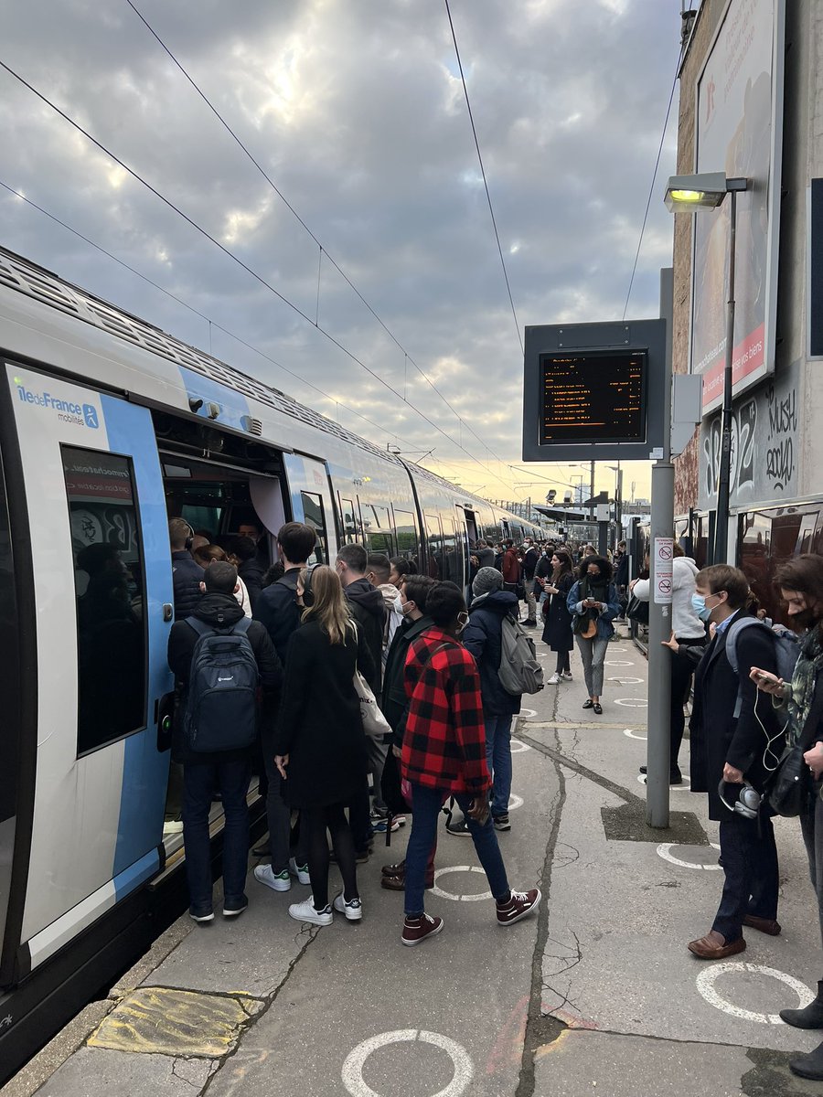 Plusdetrains's tweet photo. Le dernier confinement Covid s’est terminé il y a un an, le 3 mai 2021.
Mais IDF Mobilites maintient toujours, un an après, des suppressions de bus, métros, trains, RER et n’a tjs pas prévu de les remettre.
@vpecresse c’est avec cela qu’on incite à prendre les transports publics? https://t.co/eXgZKx4cje