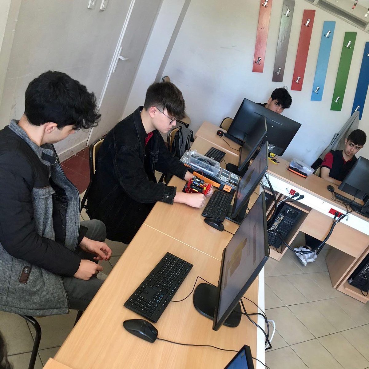 KodeliProjesi's tweet photo. KODELİG hazırlıklarına devam 😊
📍Gebze Fatih MTAL
🔹Son Başvuru: 30 Eylül 2022

*Yarışmaya KODELİ Robotik Kodlama Atölyesi kurulan okullar başvurabilir. https://t.co/wQ2mdMIYtn