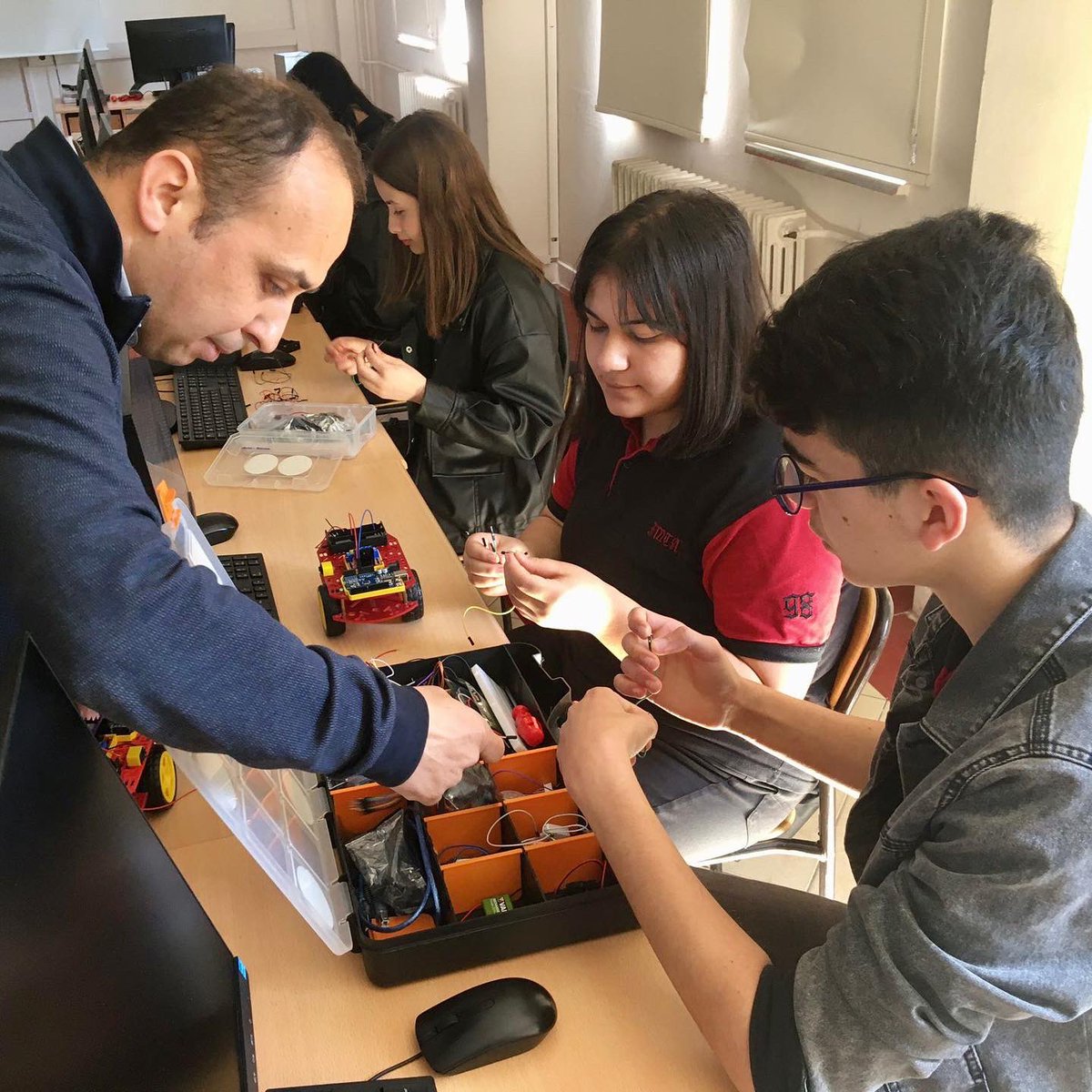 KodeliProjesi's tweet photo. KODELİG hazırlıklarına devam 😊
📍Gebze Fatih MTAL
🔹Son Başvuru: 30 Eylül 2022

*Yarışmaya KODELİ Robotik Kodlama Atölyesi kurulan okullar başvurabilir. https://t.co/wQ2mdMIYtn