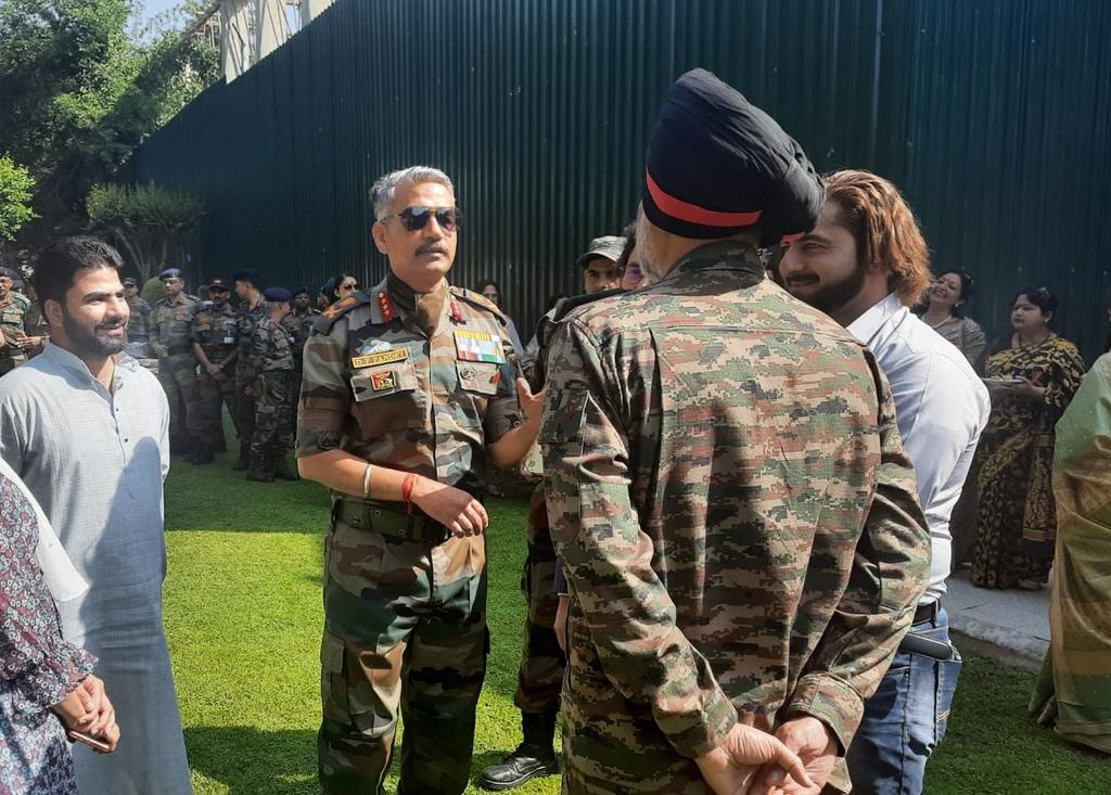 GhatakPlatoon47's tweet photo. On the eve of relinquishing the command of Kashmir based 15 Corps, it was an honour to meet the new Chinar Corps Commander Lt General ADS Aujla, in presence of Lt General DP Pandey.
@AsimKhanTweets 
@guptapranil 
@Go_Gurez https://t.co/bMz7KaRsLO