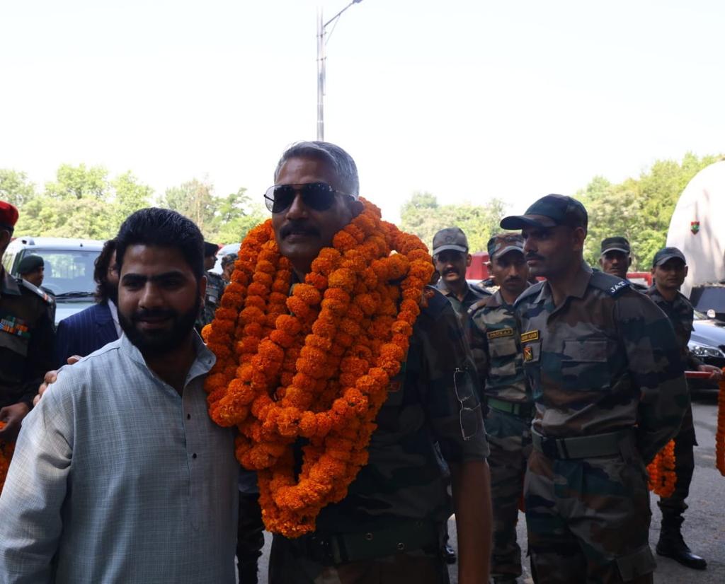 GhatakPlatoon47's tweet photo. On the eve of relinquishing the command of Kashmir based 15 Corps, it was an honour to meet the new Chinar Corps Commander Lt General ADS Aujla, in presence of Lt General DP Pandey.
@AsimKhanTweets 
@guptapranil 
@Go_Gurez https://t.co/bMz7KaRsLO