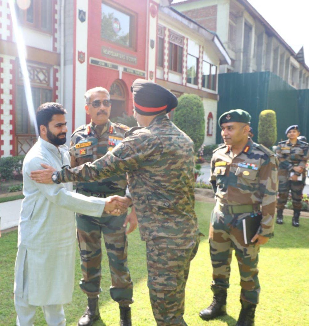 GhatakPlatoon47's tweet photo. On the eve of relinquishing the command of Kashmir based 15 Corps, it was an honour to meet the new Chinar Corps Commander Lt General ADS Aujla, in presence of Lt General DP Pandey.
@AsimKhanTweets 
@guptapranil 
@Go_Gurez https://t.co/bMz7KaRsLO