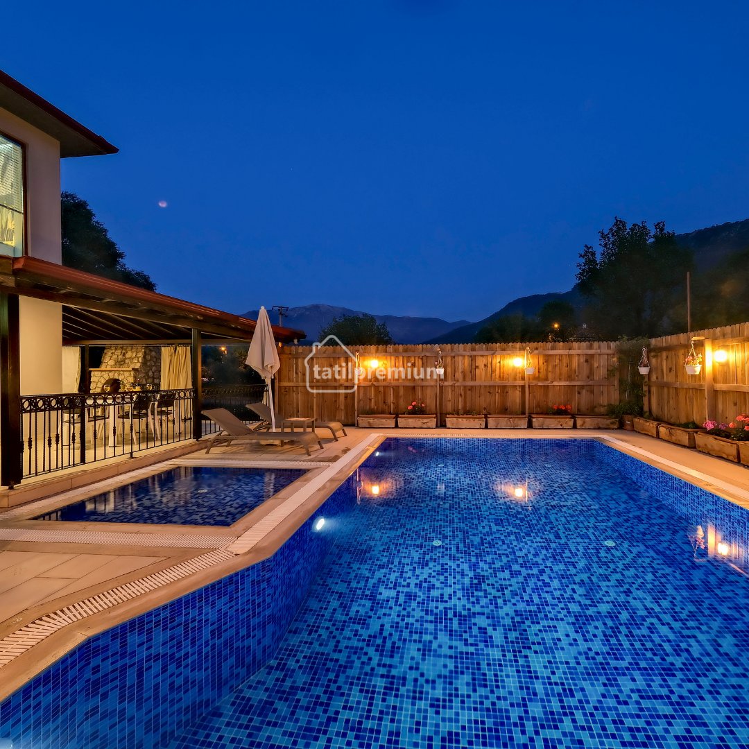 tatilpremium's tweet photo. Villa Rosso, kendine ait korunaklı havuzu, bahçesi, 1 tanesi jakuzili toplam 2 yatak odası ile 4 kişi konaklama kapasitesine sahiptir. 
🌐 Detaylı Bilgi için: https://t.co/bpY7lkmiS6

#kiralikvilla #tatilpremium #korunaklivilla #balayionerileri #balayivillalari https://t.co/vopNrLYpV5