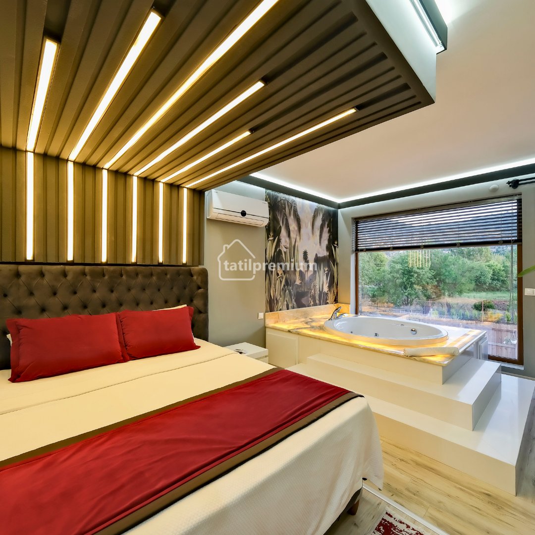 tatilpremium's tweet photo. Villa Rosso, kendine ait korunaklı havuzu, bahçesi, 1 tanesi jakuzili toplam 2 yatak odası ile 4 kişi konaklama kapasitesine sahiptir. 
🌐 Detaylı Bilgi için: https://t.co/bpY7lkmiS6

#kiralikvilla #tatilpremium #korunaklivilla #balayionerileri #balayivillalari https://t.co/vopNrLYpV5