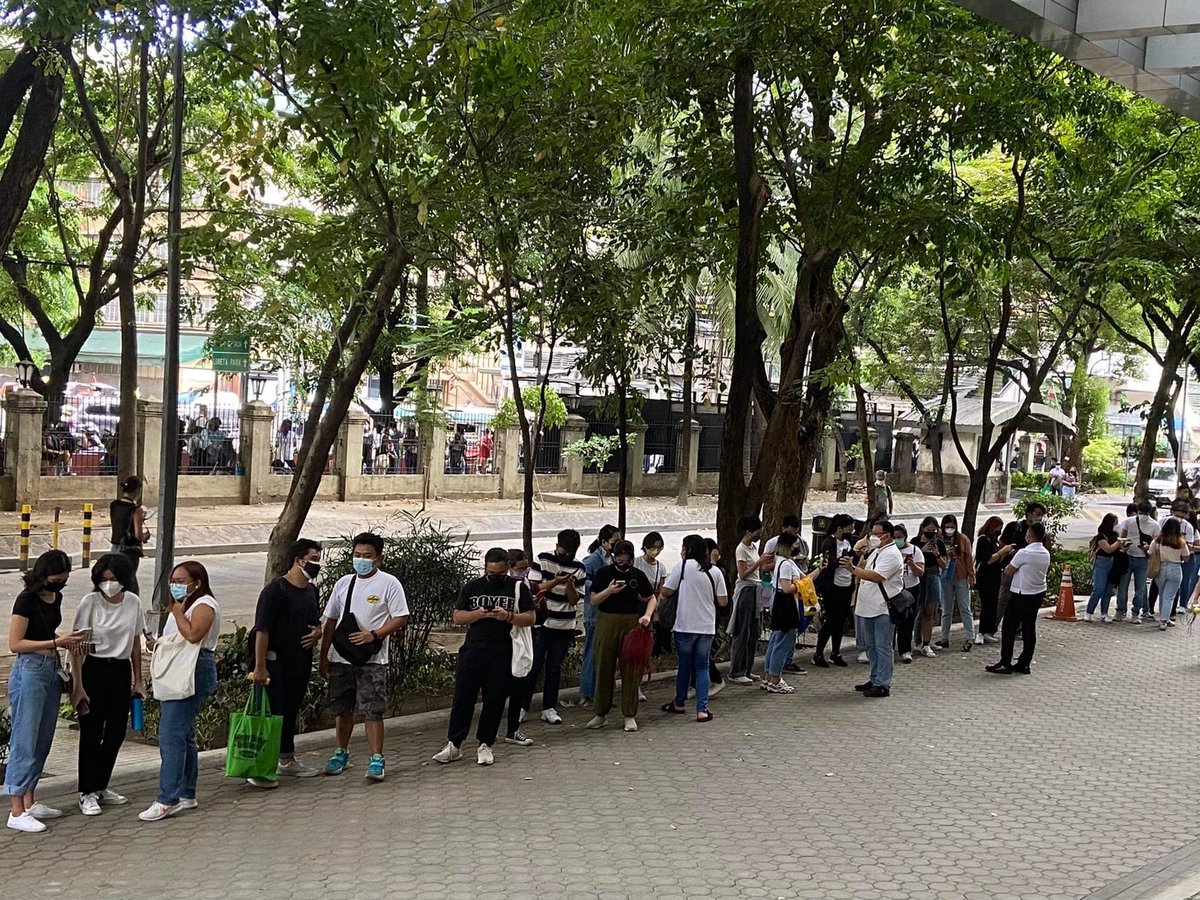 varsitarianust's tweet photo. LOOK: Long queue of volunteers in UST as of 3:30 p.m., May 10. The line extends from Gate 2 in España to Lacson. The PPCRV command center can accommodate an estimated 160 volunteers at a time. https://t.co/6r577DIdAx
