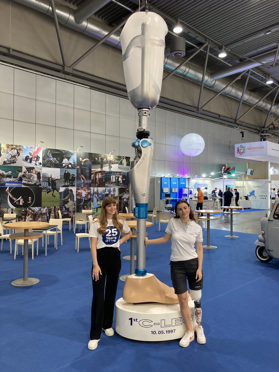 MarkCSchneider's tweet photo. Gigantisch: Das Modell des ersten C-Legs ist 3,95 Meter hoch, trägt Schuhgröße 150. Unsere Aufsichtsrätin Georgia (l.) ist so jung wie das C-Leg: 25. Unsere Anwenderin Rebecca trägt die aktuelle Version des mikroprozessorgesteuerten Kniegelenks @ottobockHQ_de . #OTWorld #Leipzig https://t.co/J2PbYbgRzh