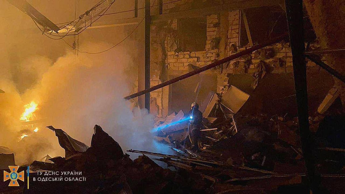 MixShop81065230's tweet photo. And here are the consequences of the night strike on Odessa.

"Strategic civil objects" are completely destroyed.
#Odessa #Ukraine #StopPutinNOW #WARINUKRAINE https://t.co/qB4zSk7vXc