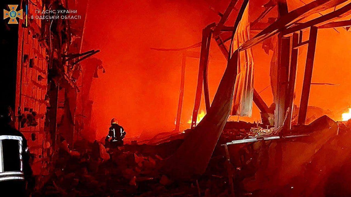MixShop81065230's tweet photo. And here are the consequences of the night strike on Odessa.

"Strategic civil objects" are completely destroyed.
#Odessa #Ukraine #StopPutinNOW #WARINUKRAINE https://t.co/qB4zSk7vXc